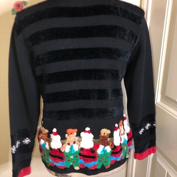 Vintage Derek Black with Snowflakes Crocheted Bottom Christmas Sweater Size S - Picture 6 of 7